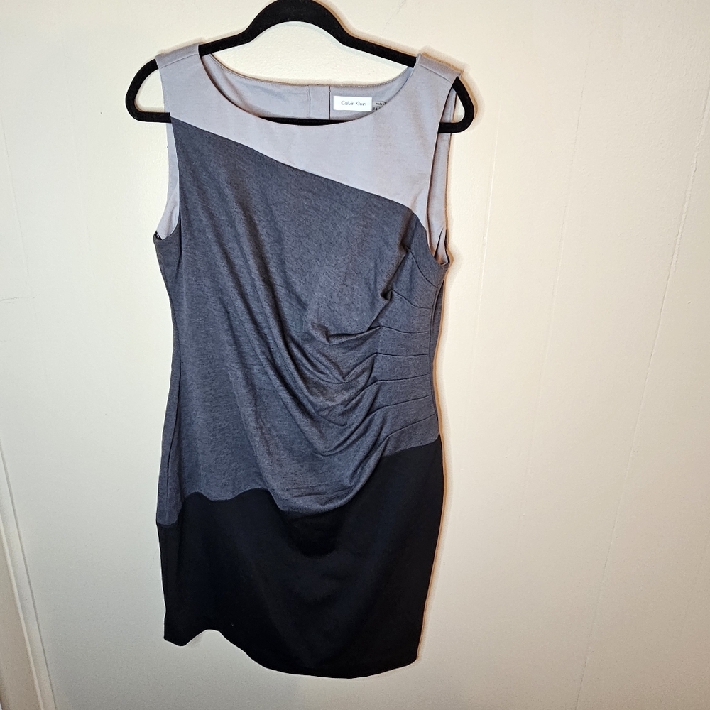 Calvin Klein Gray And Black Side Ruched Sheath Dress In A Size 14